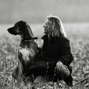 Quando essere umano e cane entrano in piena sintonia di orizzonti. Lo sguardo rivolto verso lo stesso punto dimostra la vicinanza e l'affetto tra i soggetti in posa.